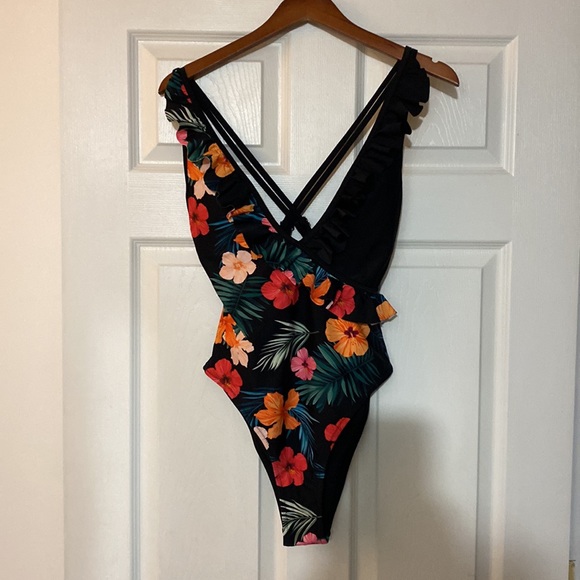 Cupshe one piece ruffle black floral swimsuit size L - Picture 7 of 8